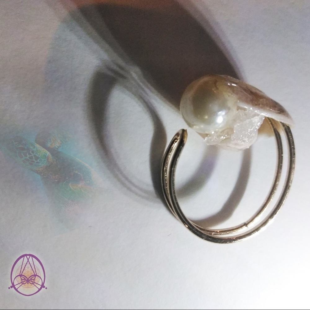Seashell Ring with Real Crystals and Faux Pearl